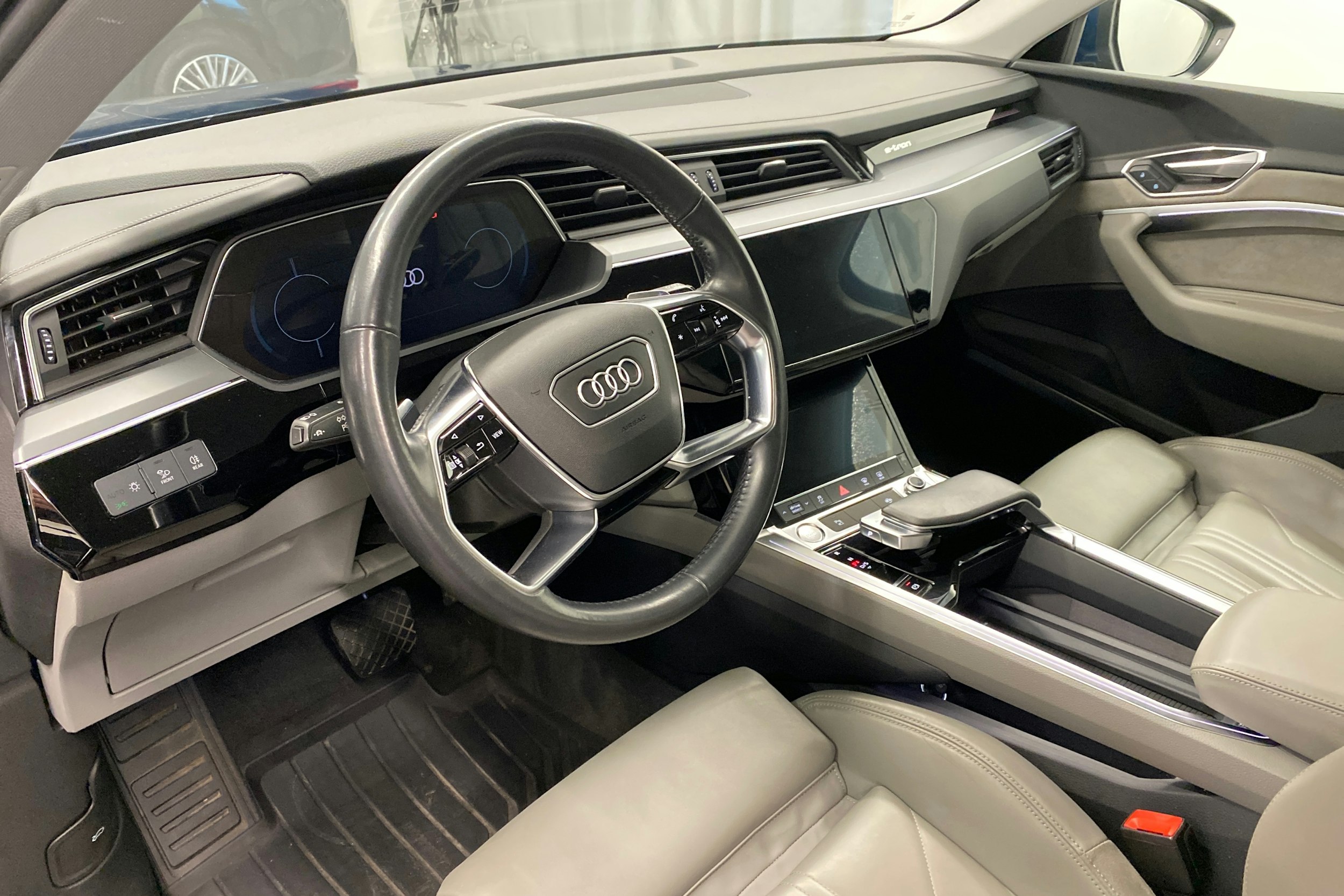 sininen Audi e-tron 2019 kuva 6.