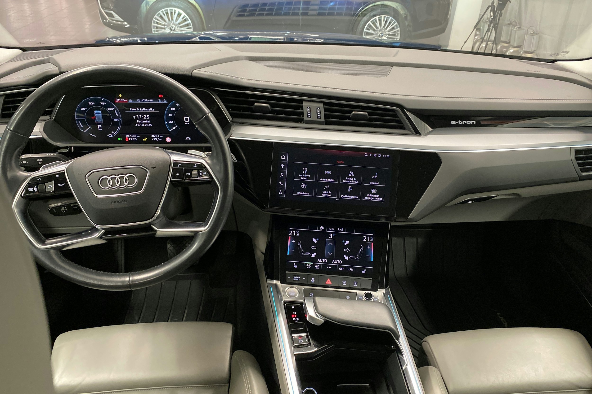 sininen Audi e-tron 2019 kuva 7.