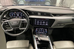 sininen Audi e-tron 2019 kuva 7.