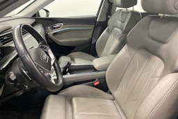 sininen Audi e-tron 2019 kuva 8.