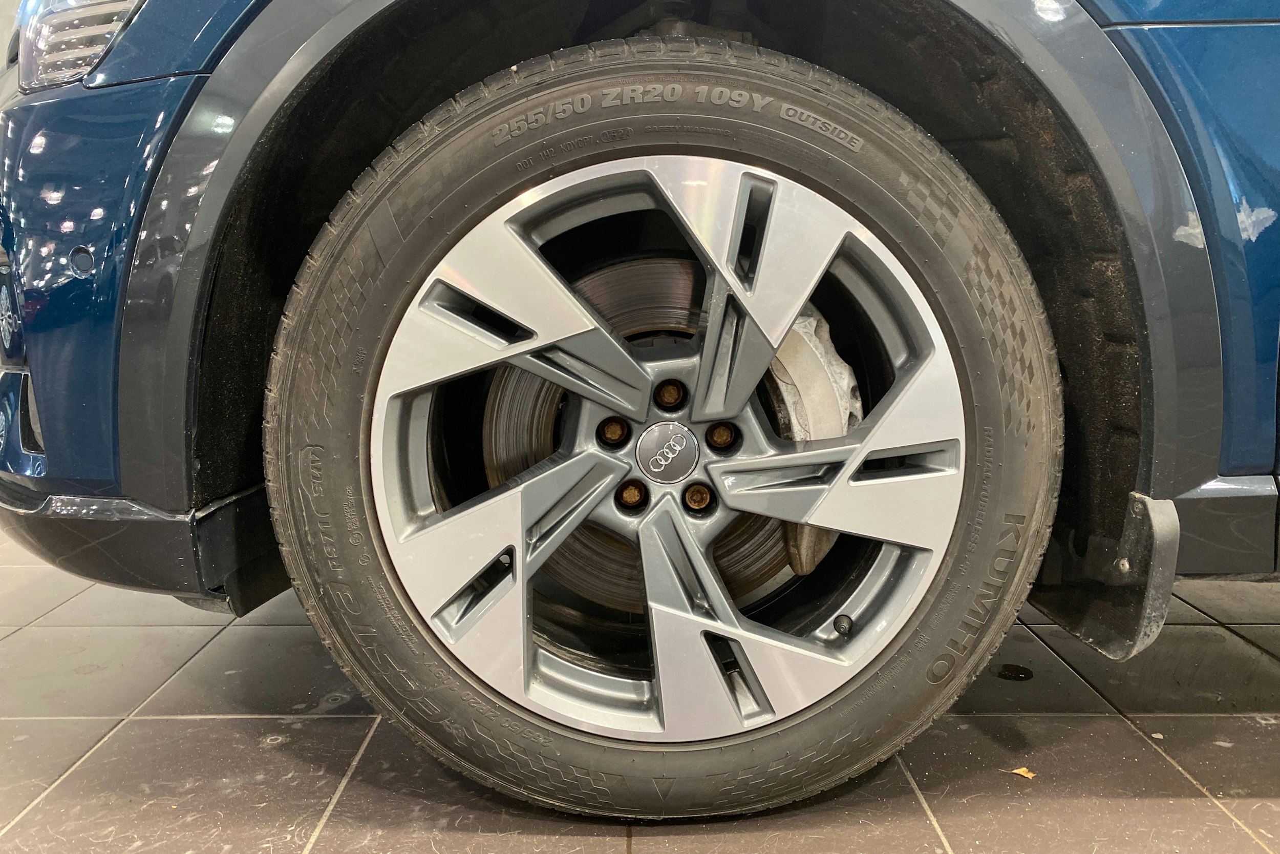 sininen Audi e-tron 2019 kuva 9.