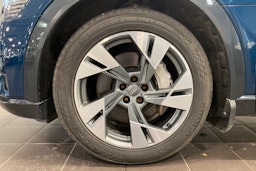 sininen Audi e-tron 2019 kuva 9.