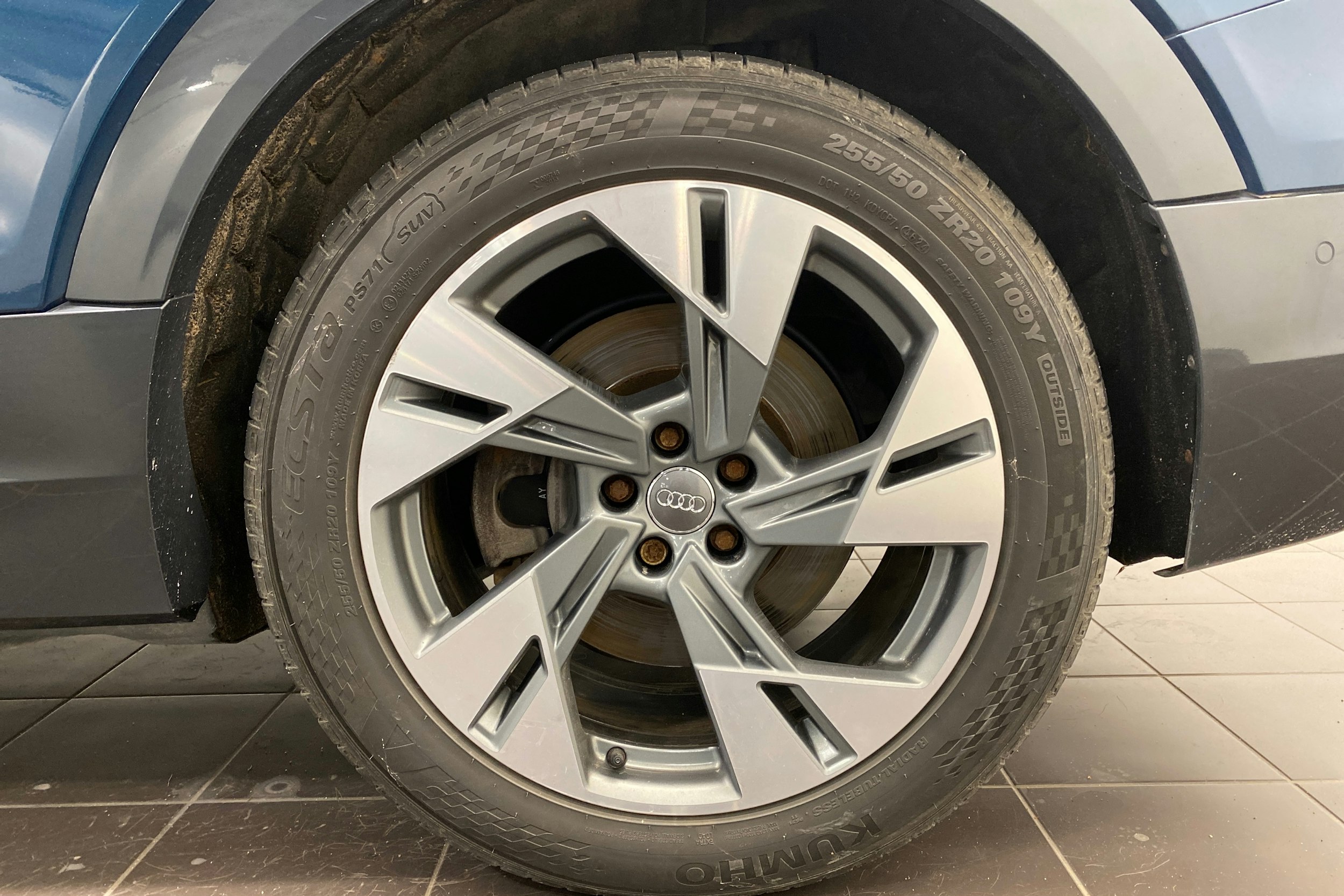 sininen Audi e-tron 2019 kuva 10.