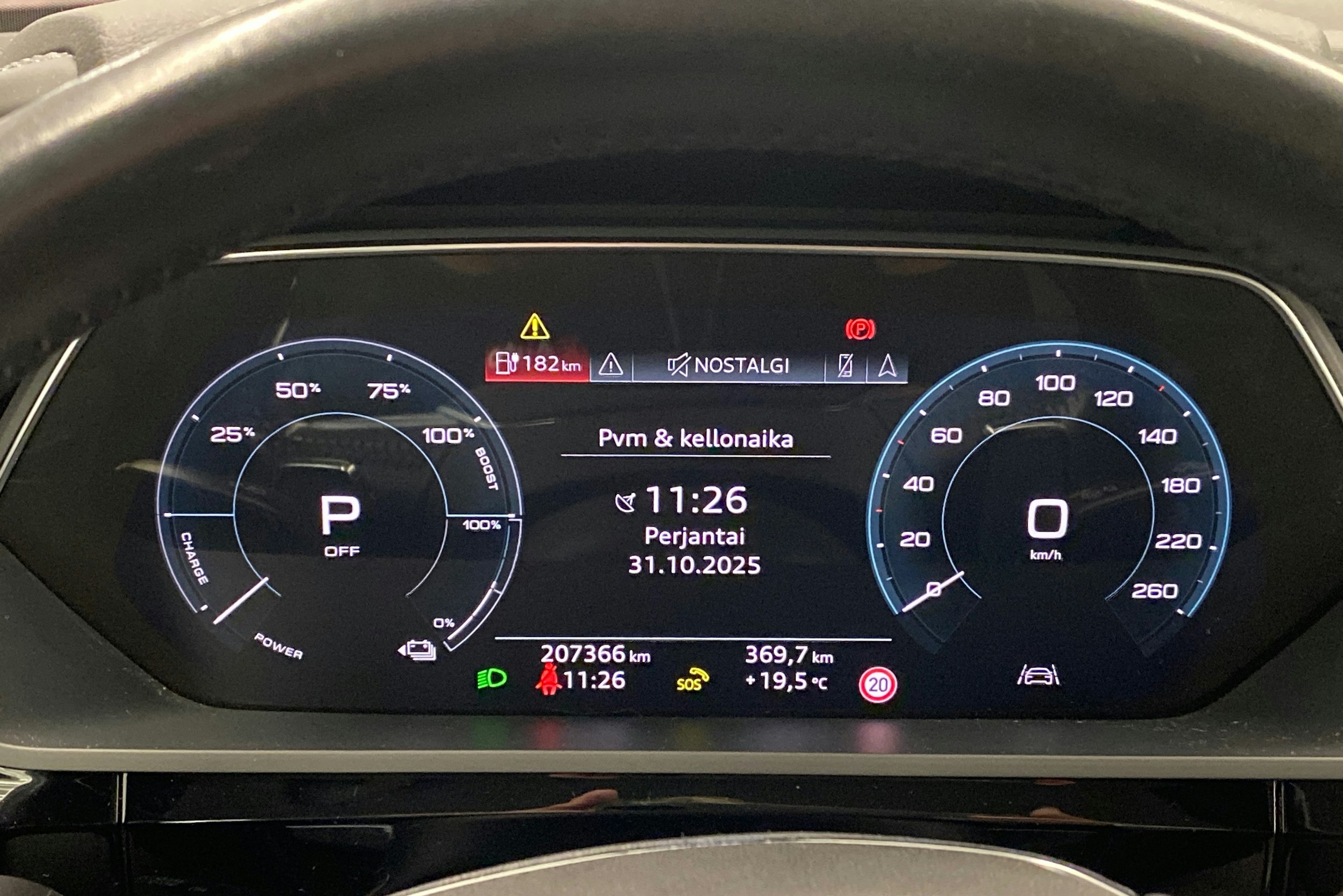 sininen Audi e-tron 2019 kuva 11.