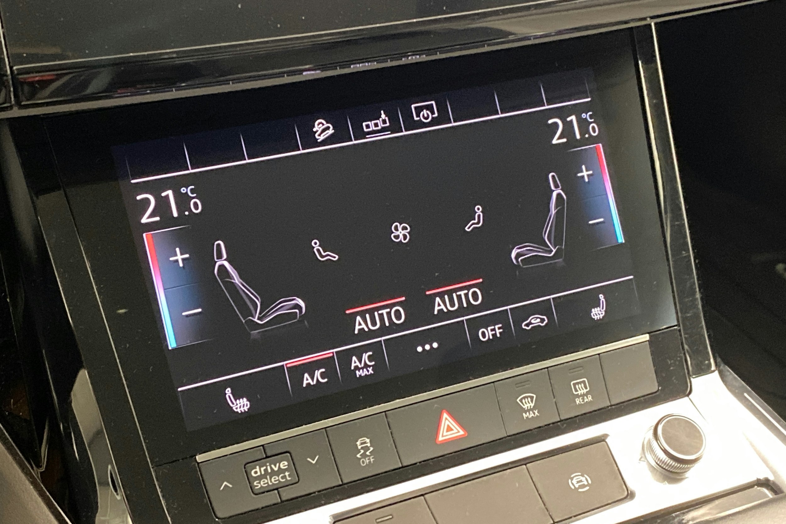 sininen Audi e-tron 2019 kuva 13.