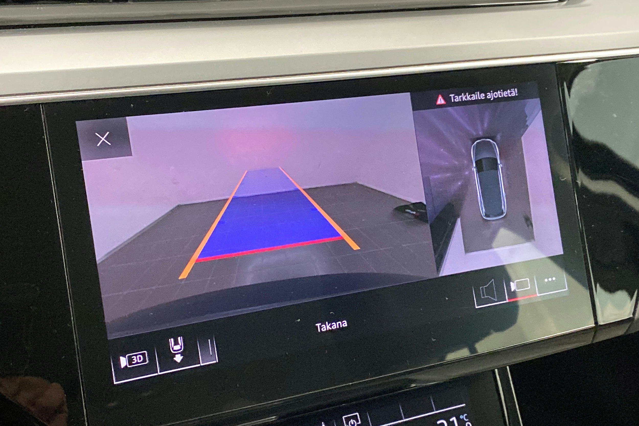 sininen Audi e-tron 2019 kuva 16.