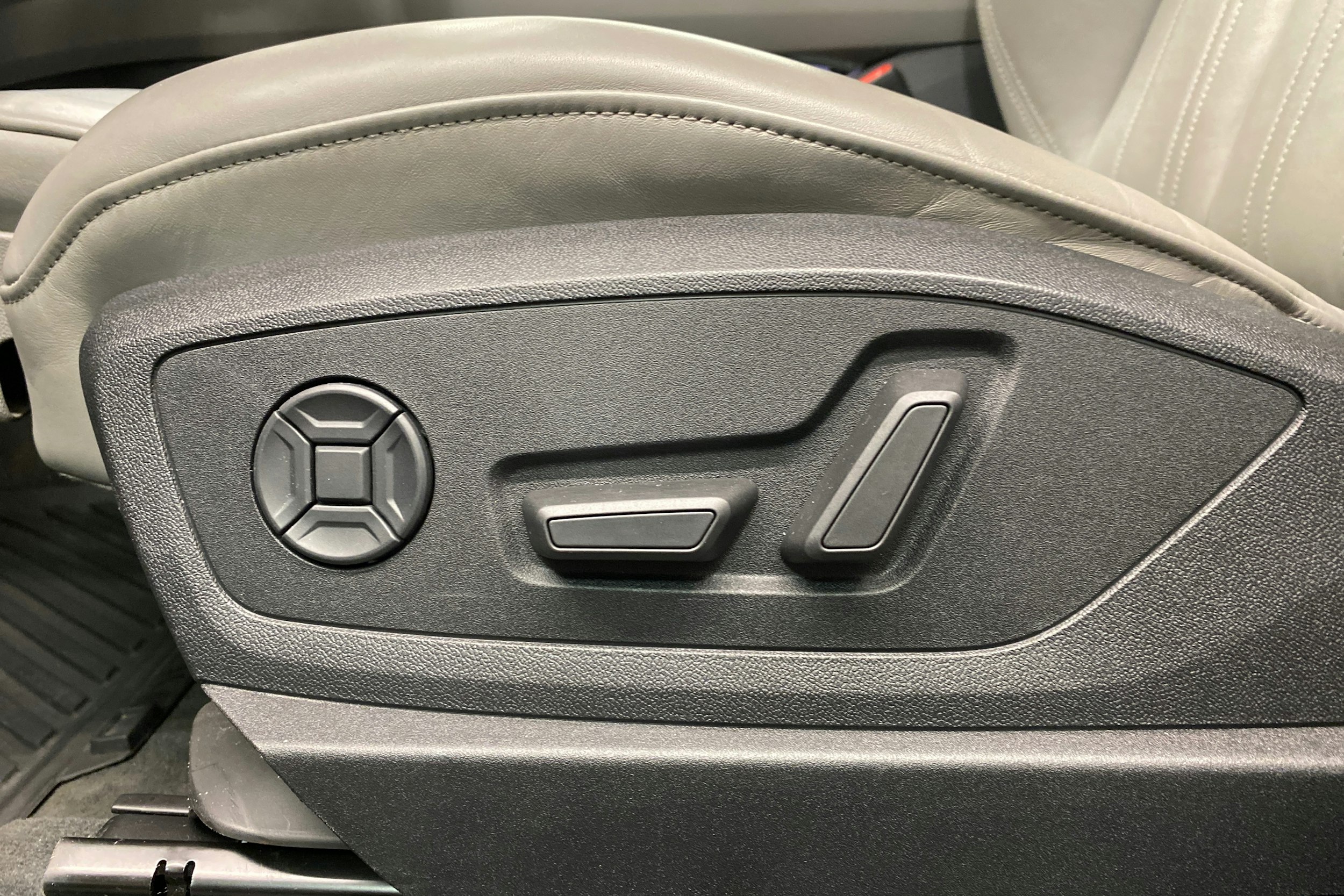 sininen Audi e-tron 2019 kuva 17.