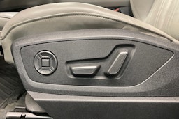 sininen Audi e-tron 2019 kuva 17.