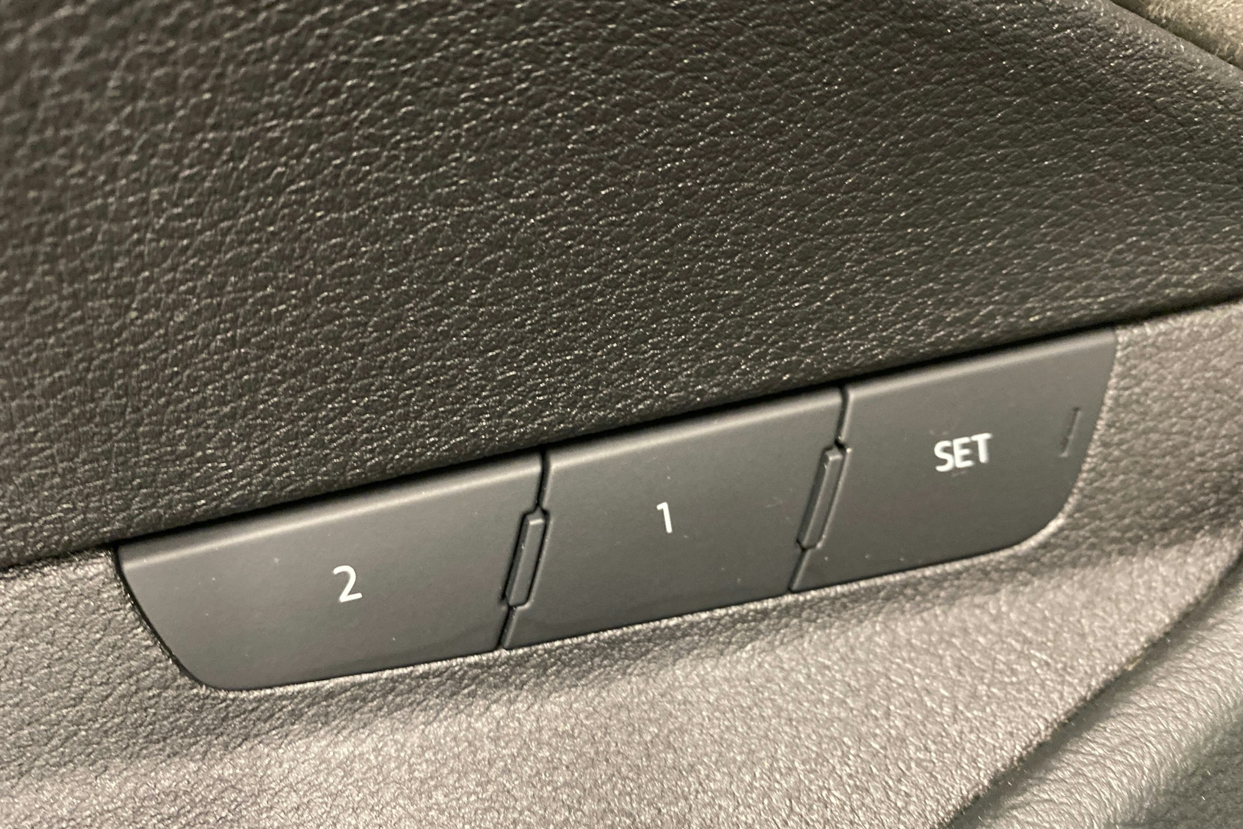 sininen Audi e-tron 2019 kuva 18.