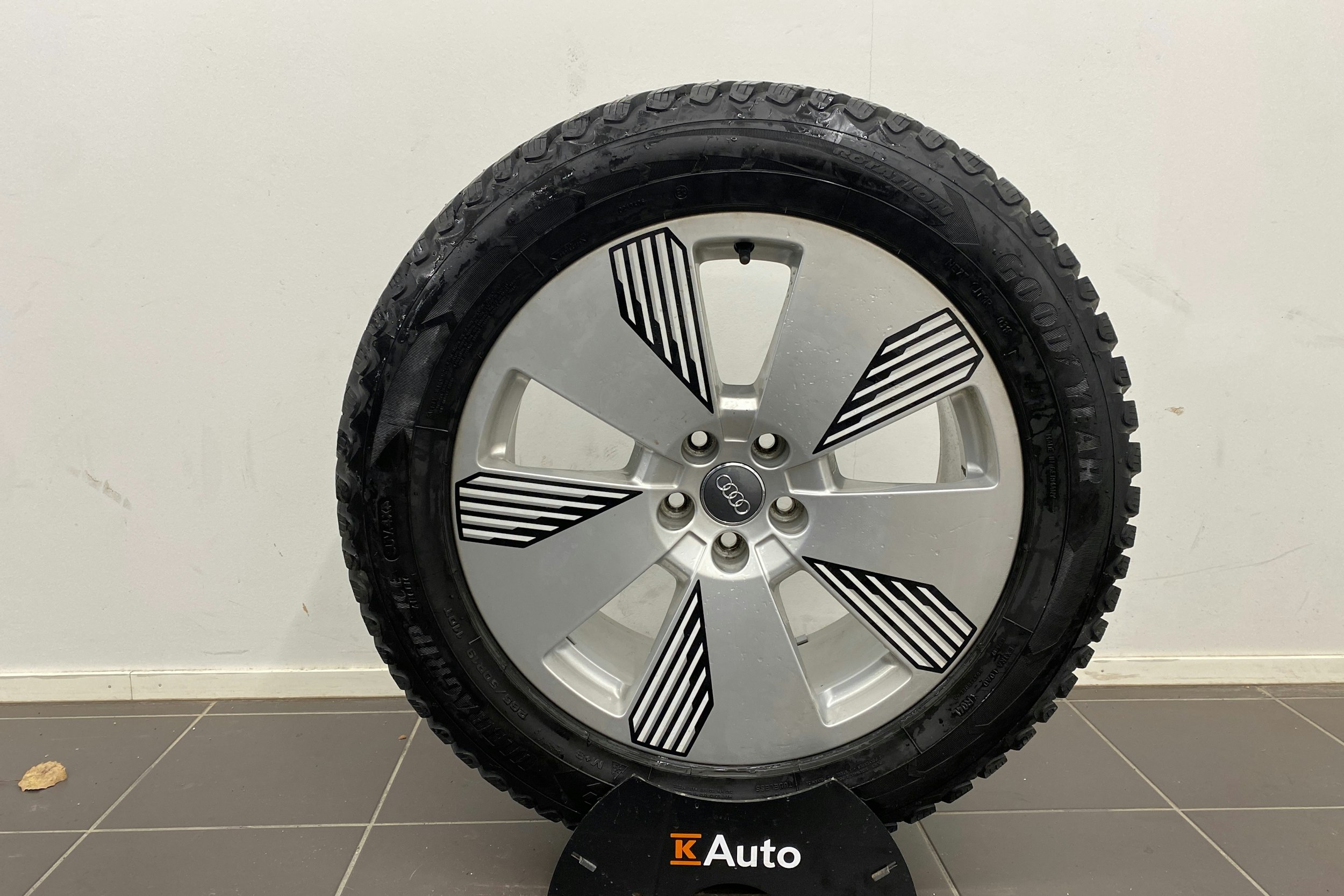 sininen Audi e-tron 2019 kuva 20.