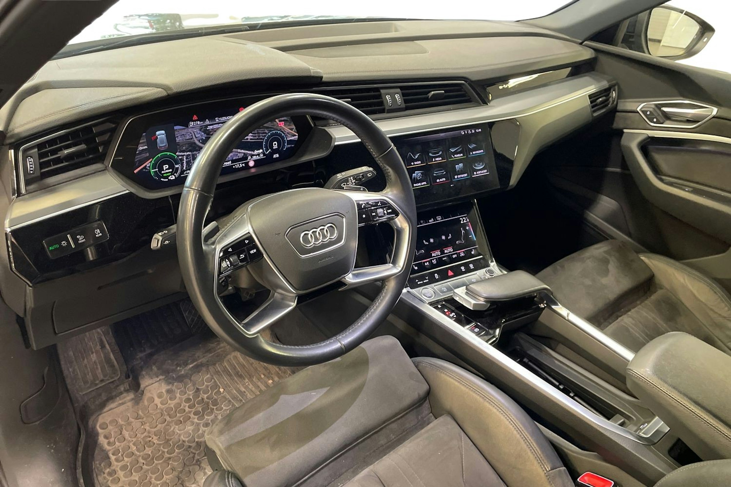 Musta Audi e-tron 2019 kuva 3.