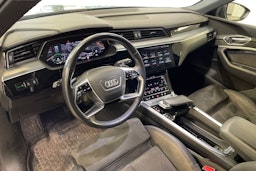 Musta Audi e-tron 2019 kuva 3.