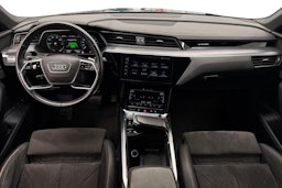 met. sininen Audi e-tron 2019 kuva 7.