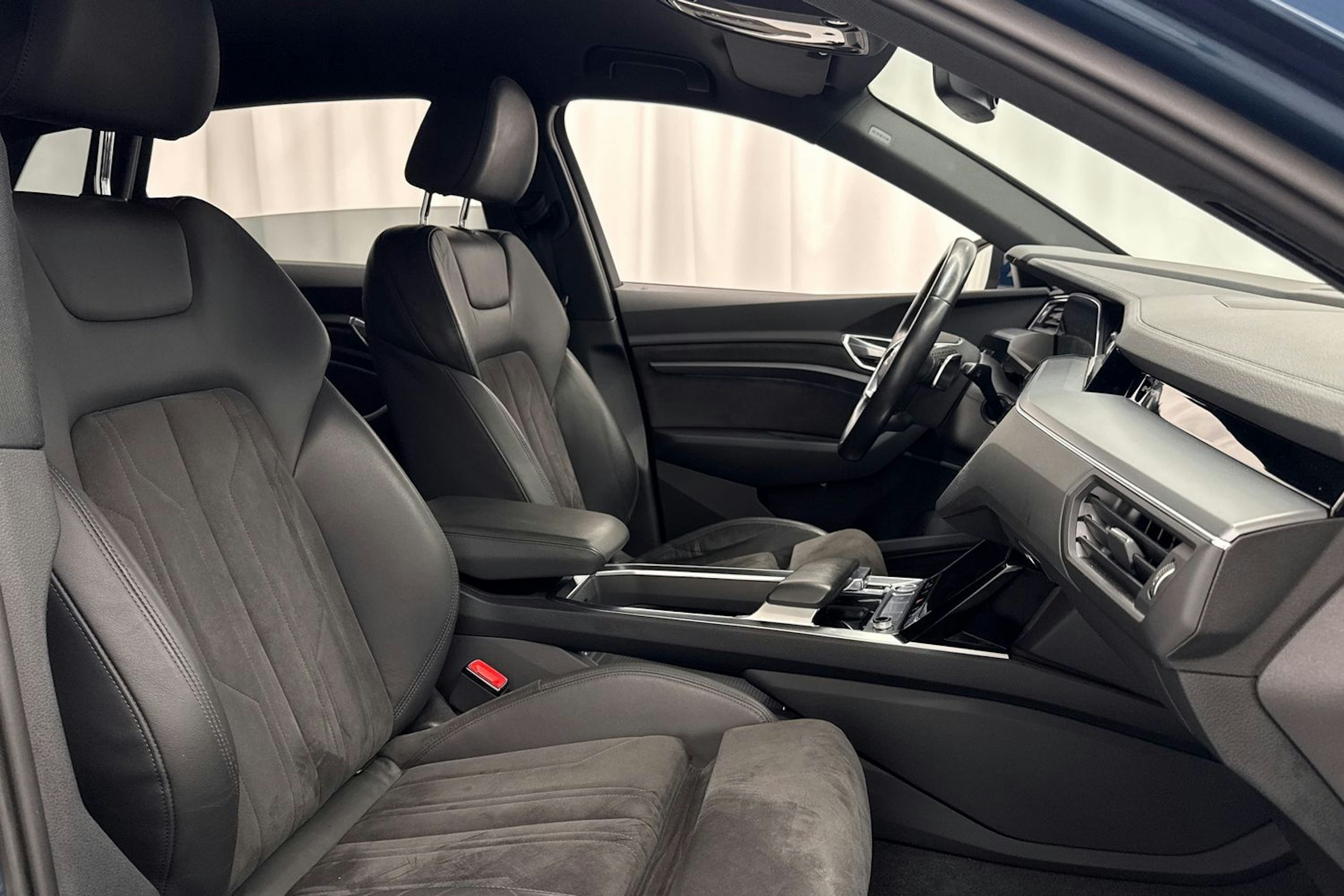 met. sininen Audi e-tron 2019 kuva 10.
