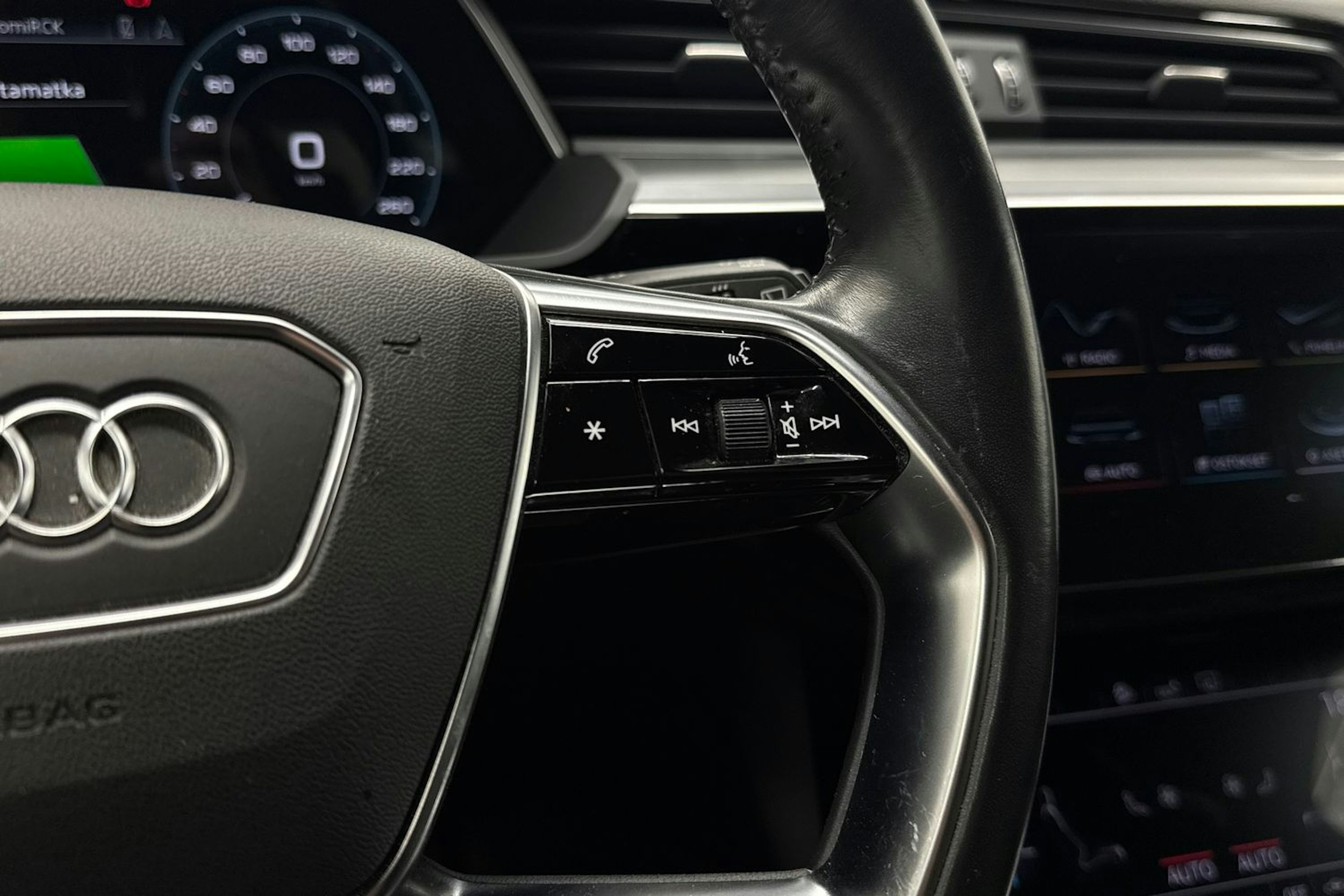 met. sininen Audi e-tron 2019 kuva 12.