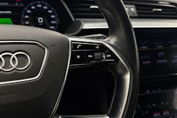 met. sininen Audi e-tron 2019 kuva 12.