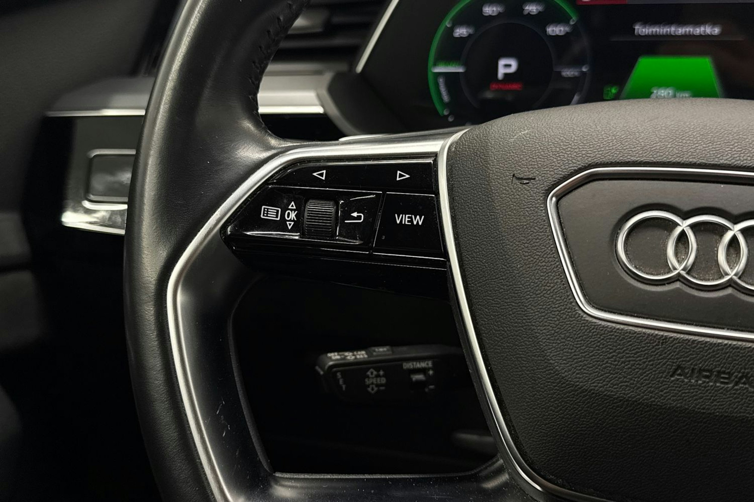 met. sininen Audi e-tron 2019 kuva 13.