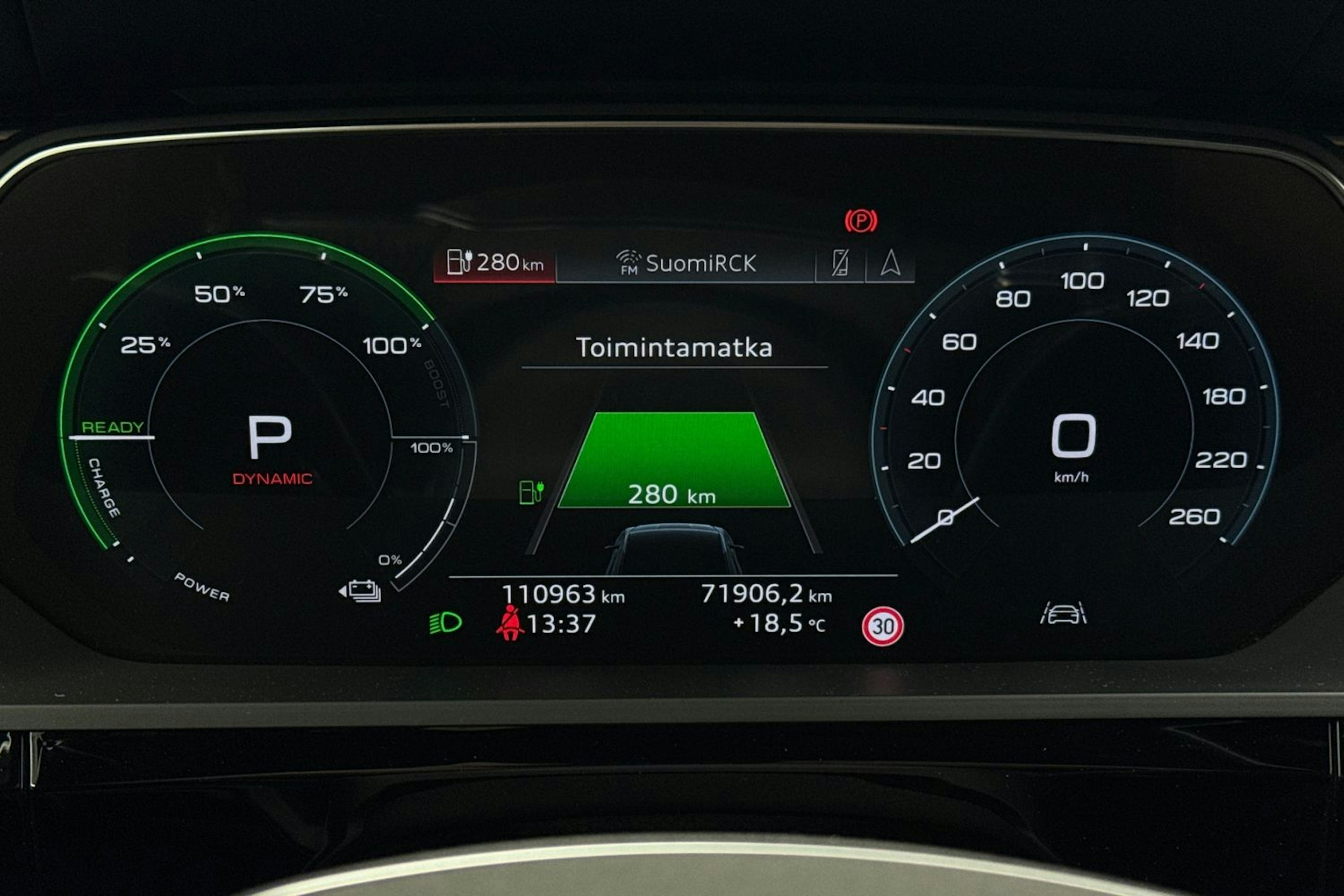 met. sininen Audi e-tron 2019 kuva 15.