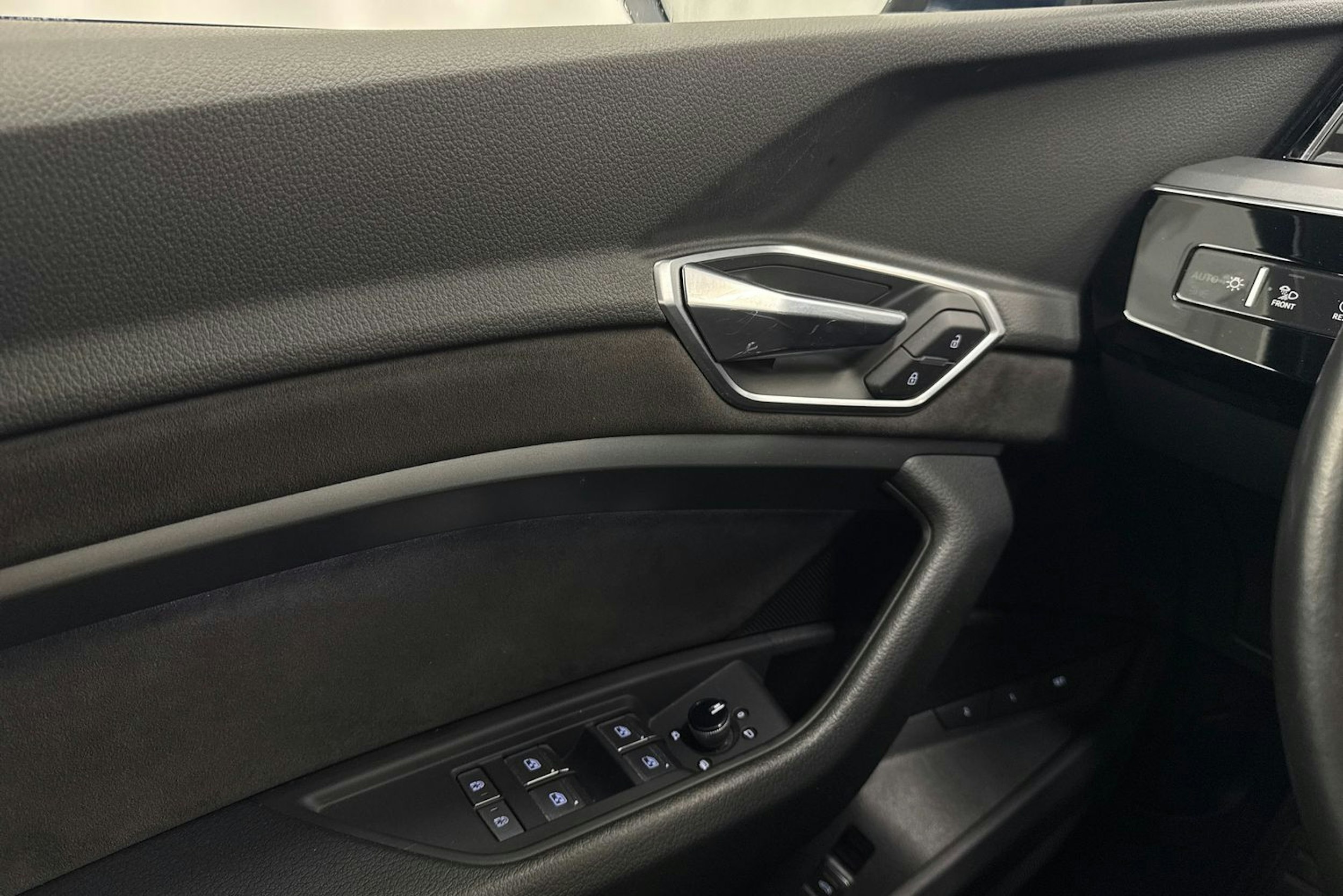 met. sininen Audi e-tron 2019 kuva 16.