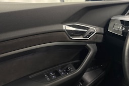met. sininen Audi e-tron 2019 kuva 16.