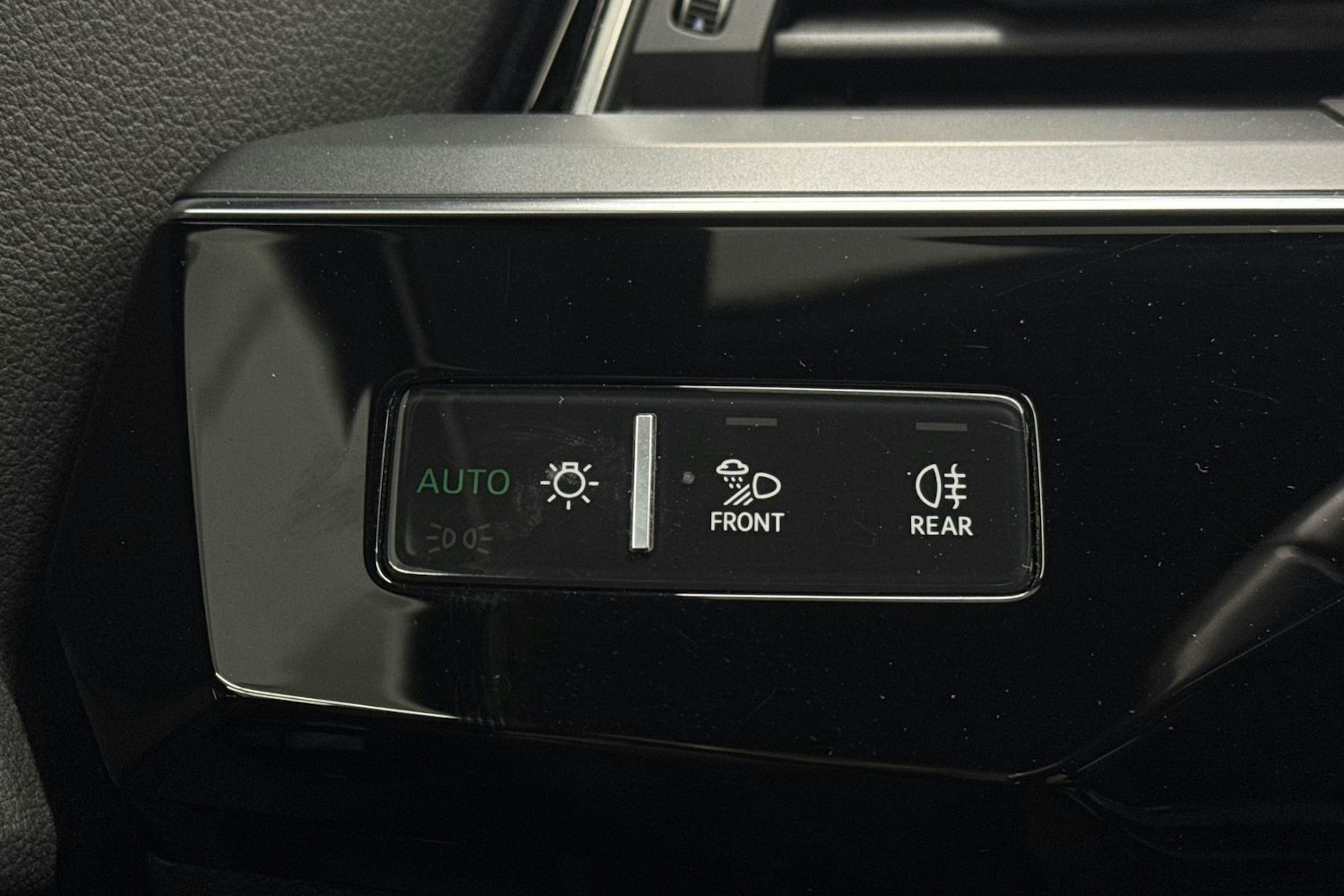 met. sininen Audi e-tron 2019 kuva 18.
