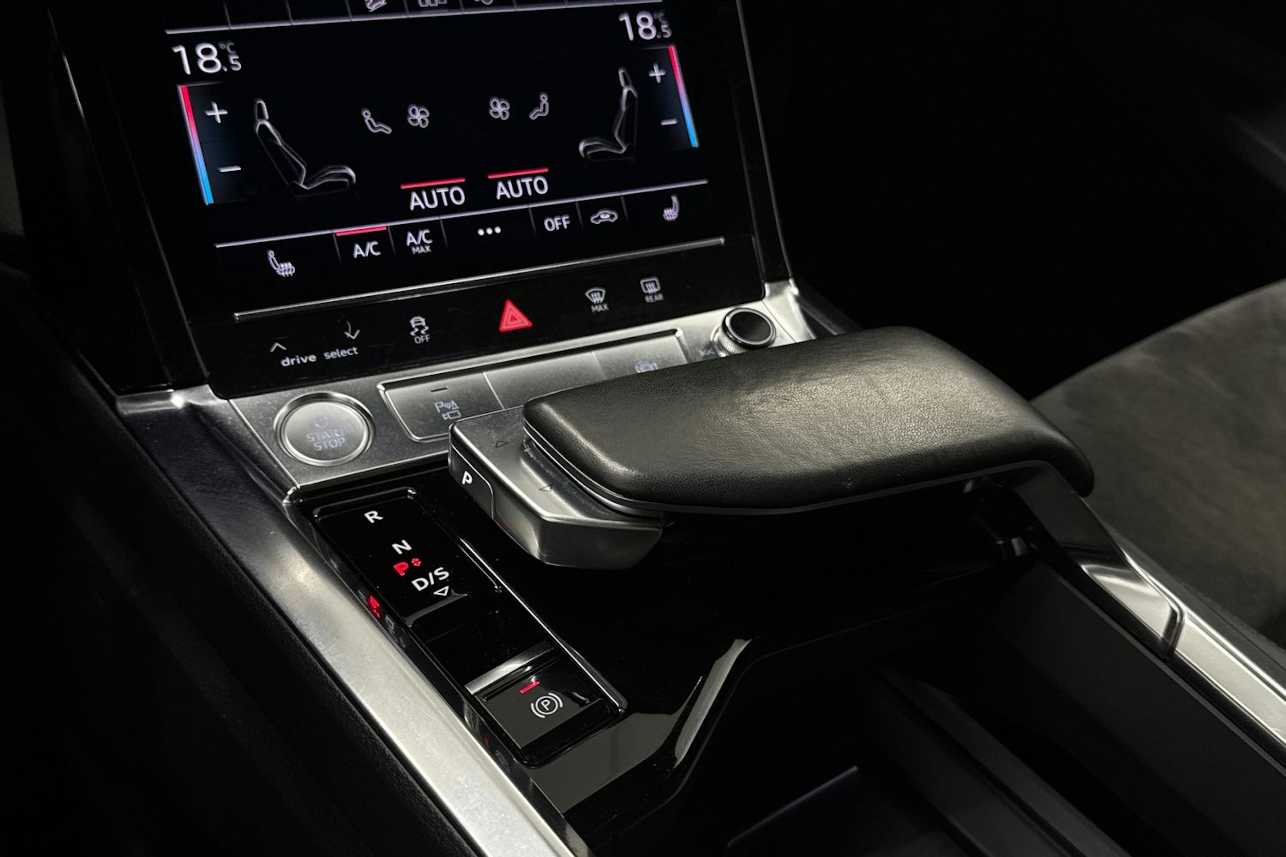 met. sininen Audi e-tron 2019 kuva 19.