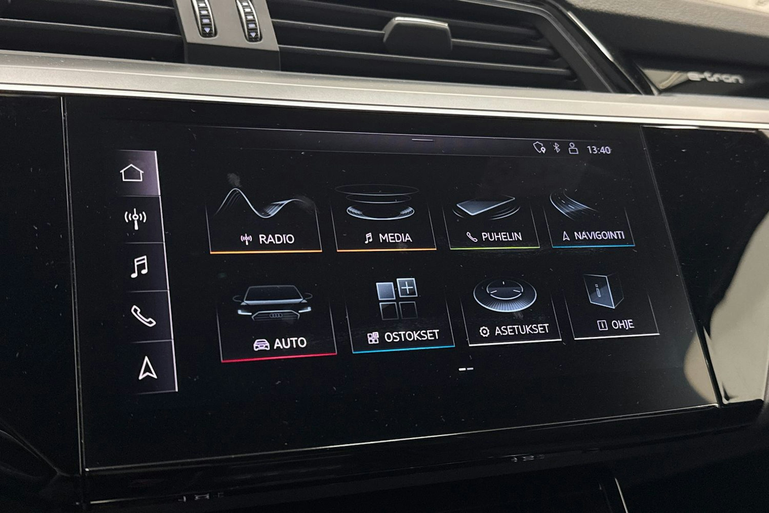 met. sininen Audi e-tron 2019 kuva 21.