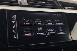 met. sininen Audi e-tron 2019 kuva 21.
