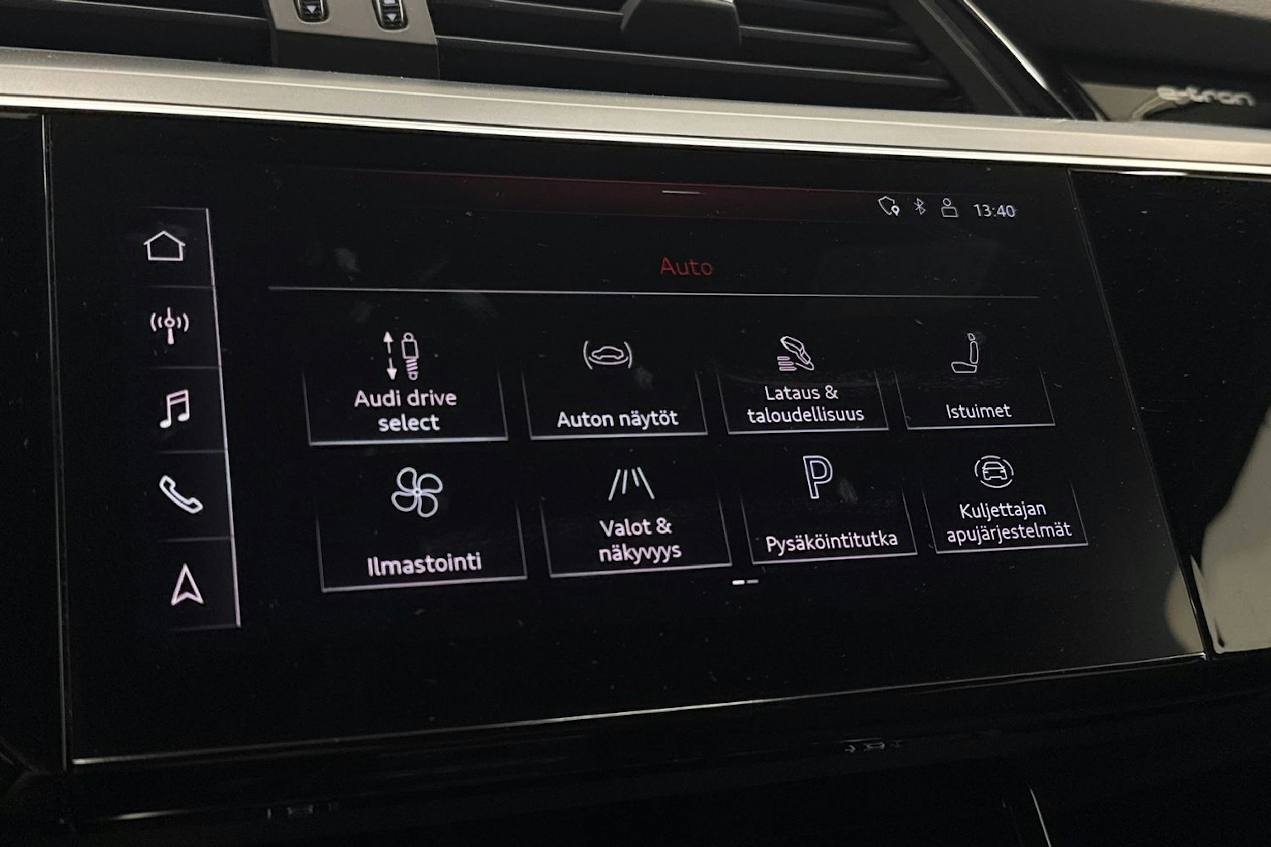 met. sininen Audi e-tron 2019 kuva 26.
