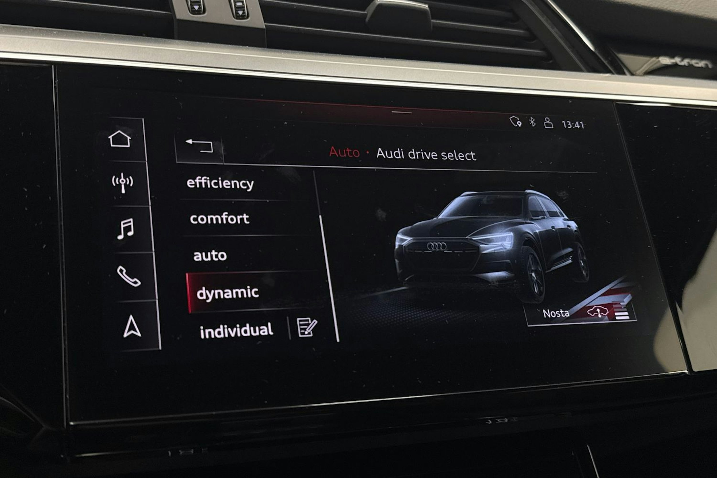 met. sininen Audi e-tron 2019 kuva 27.