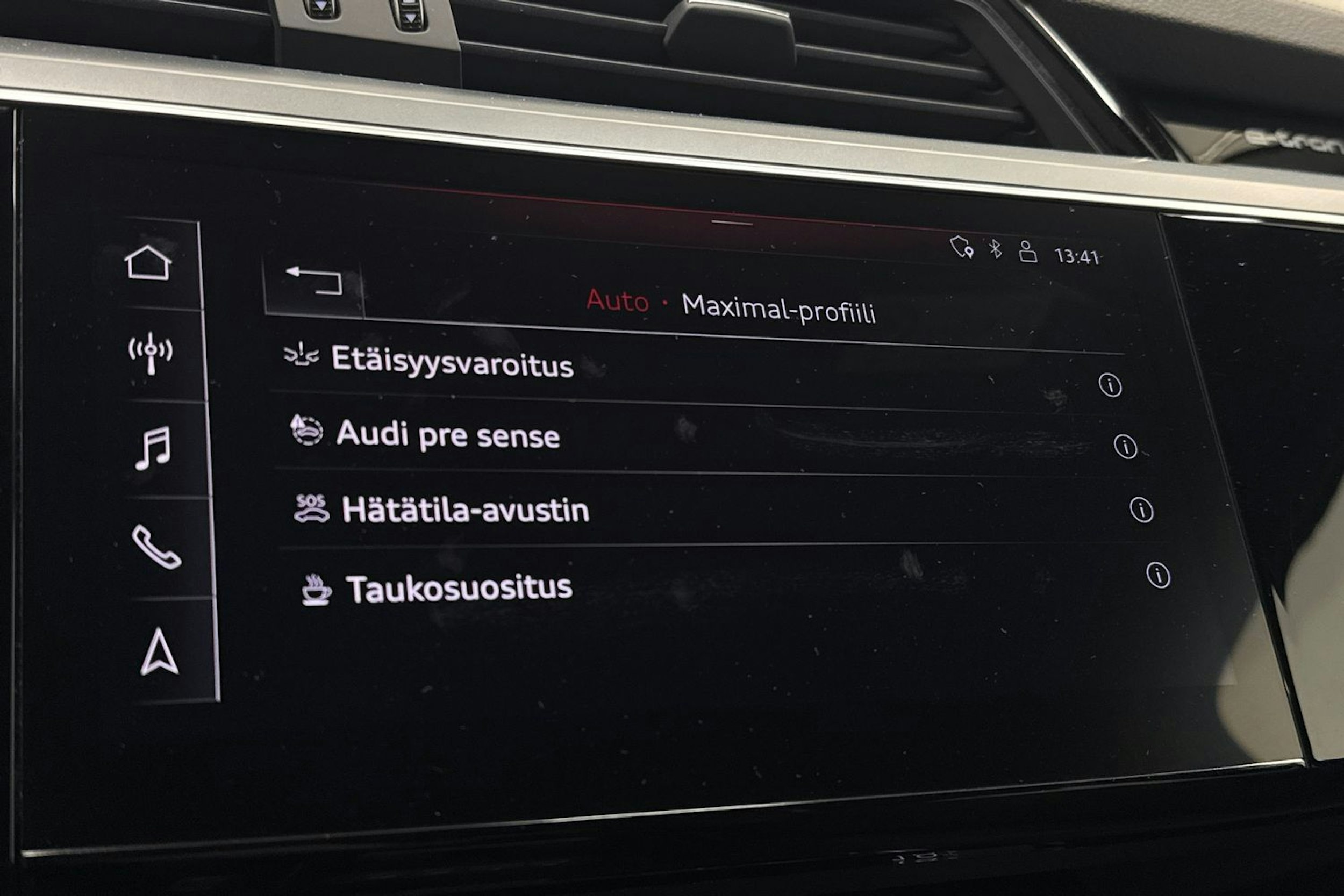 met. sininen Audi e-tron 2019 kuva 28.