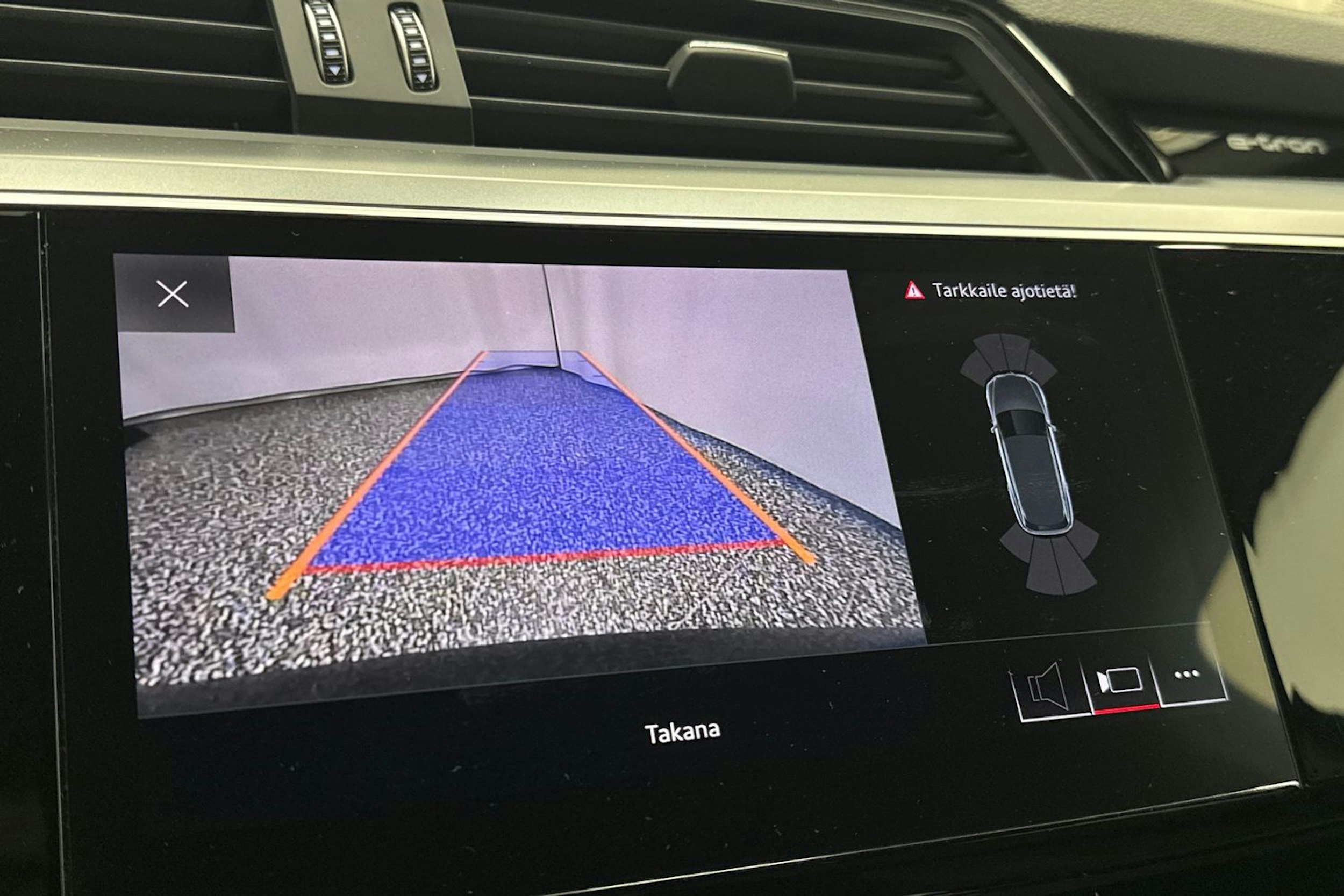 met. sininen Audi e-tron 2019 kuva 30.