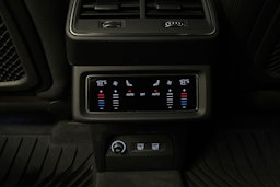 met. sininen Audi e-tron 2019 kuva 32.