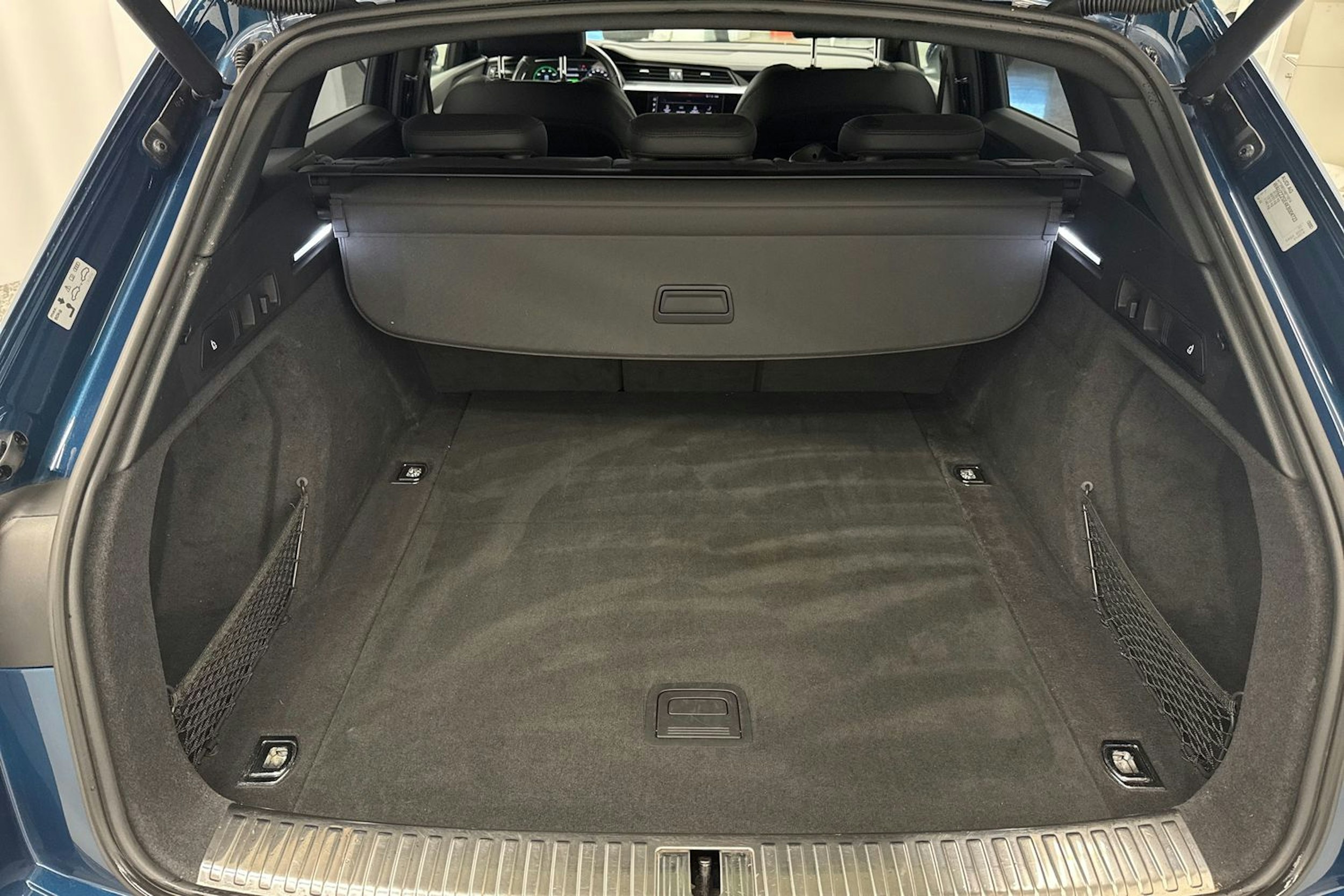 met. sininen Audi e-tron 2019 kuva 33.