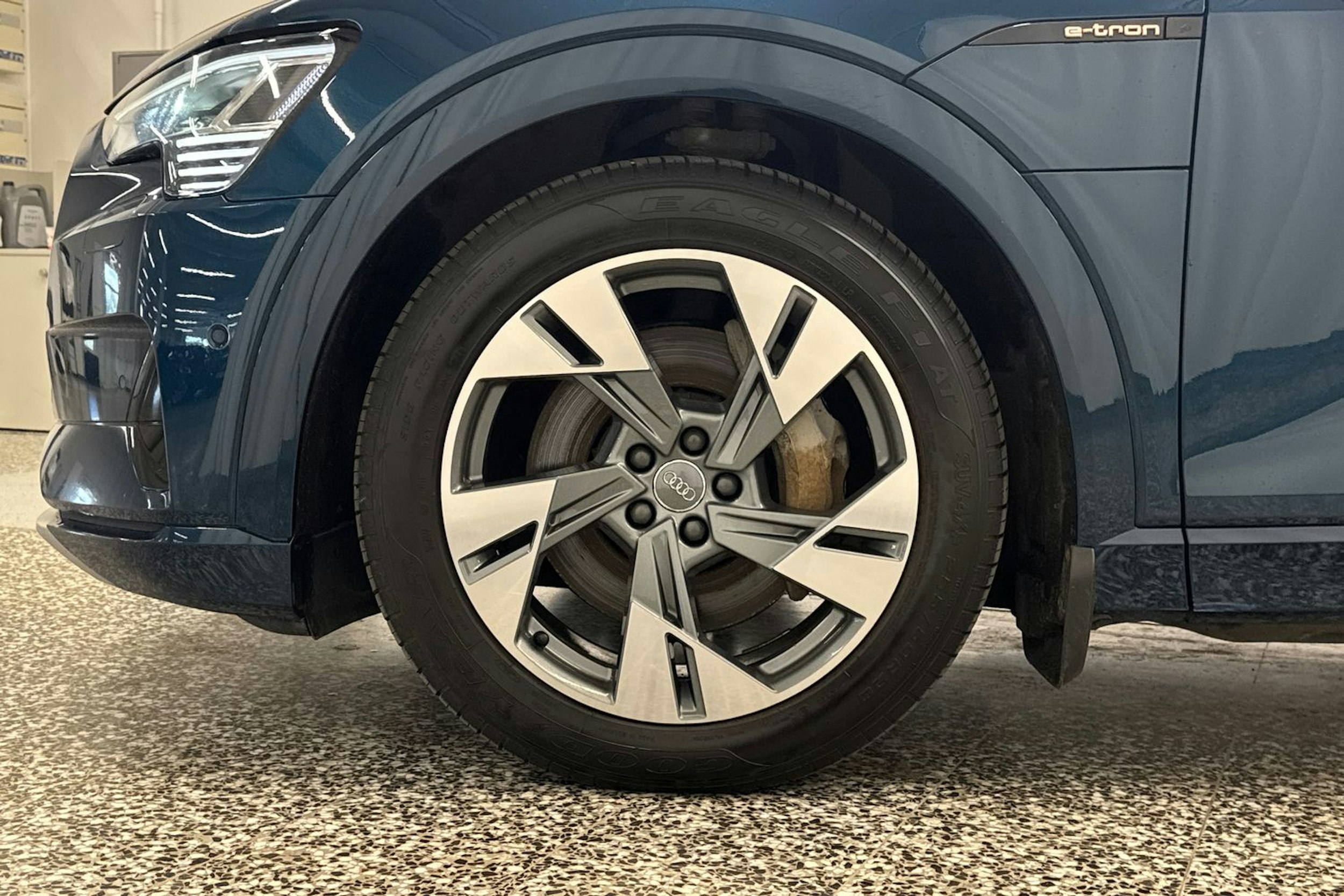 met. sininen Audi e-tron 2019 kuva 35.
