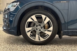 met. sininen Audi e-tron 2019 kuva 35.