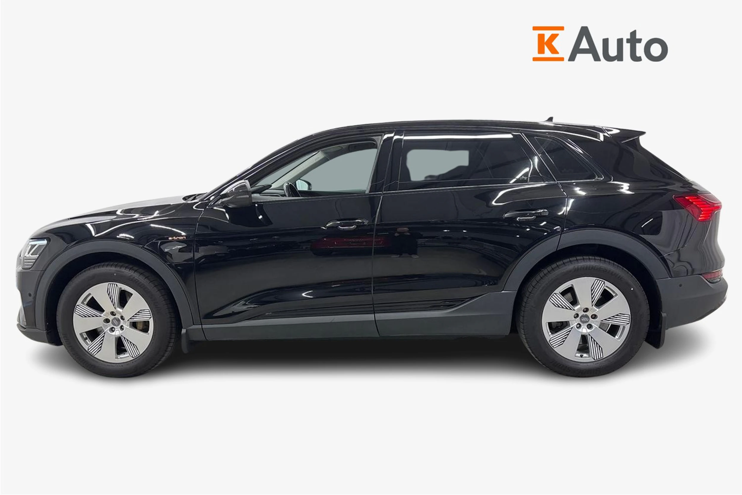 musta Audi e-tron 2020 kuva 7.