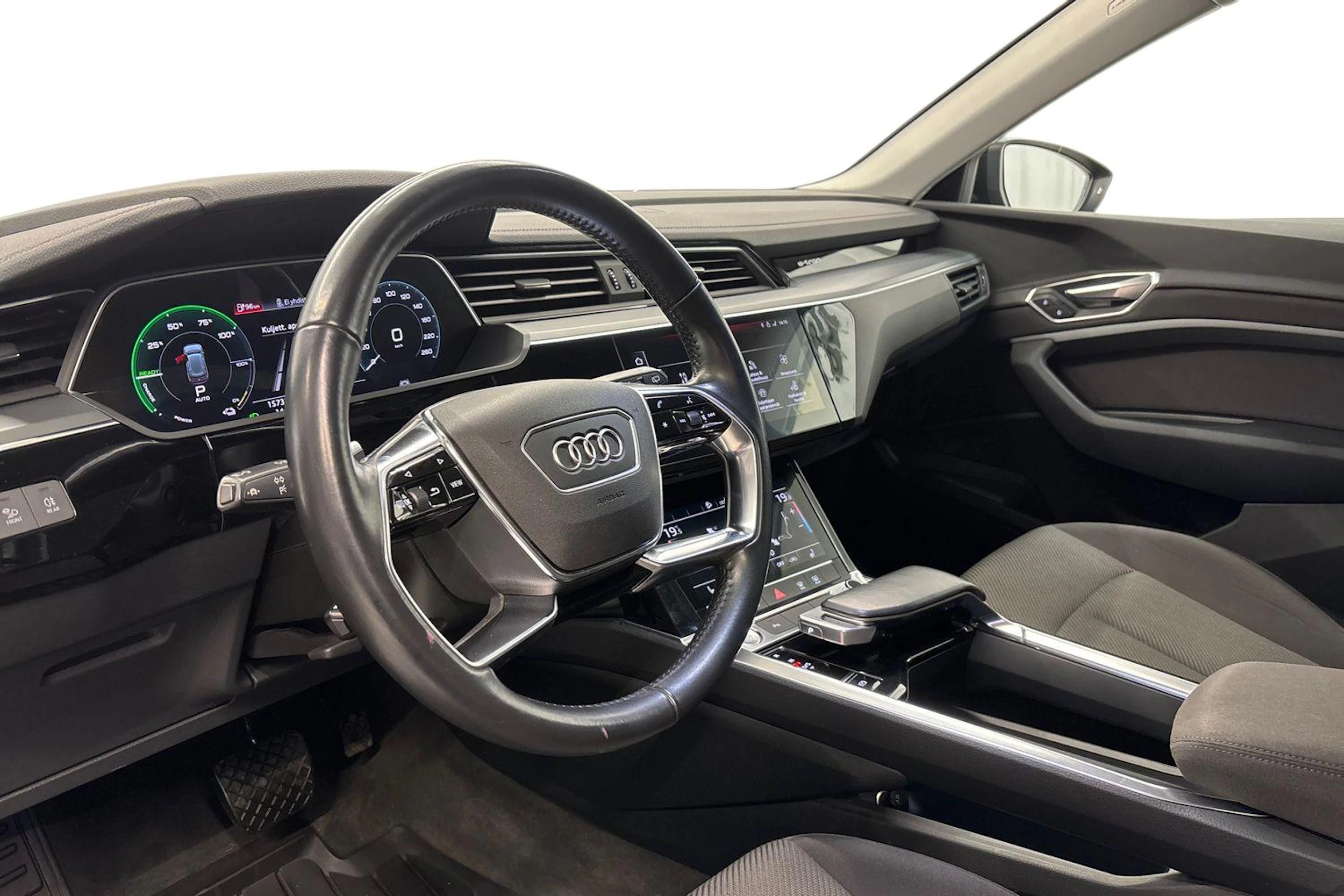 musta Audi e-tron 2020 kuva 8.