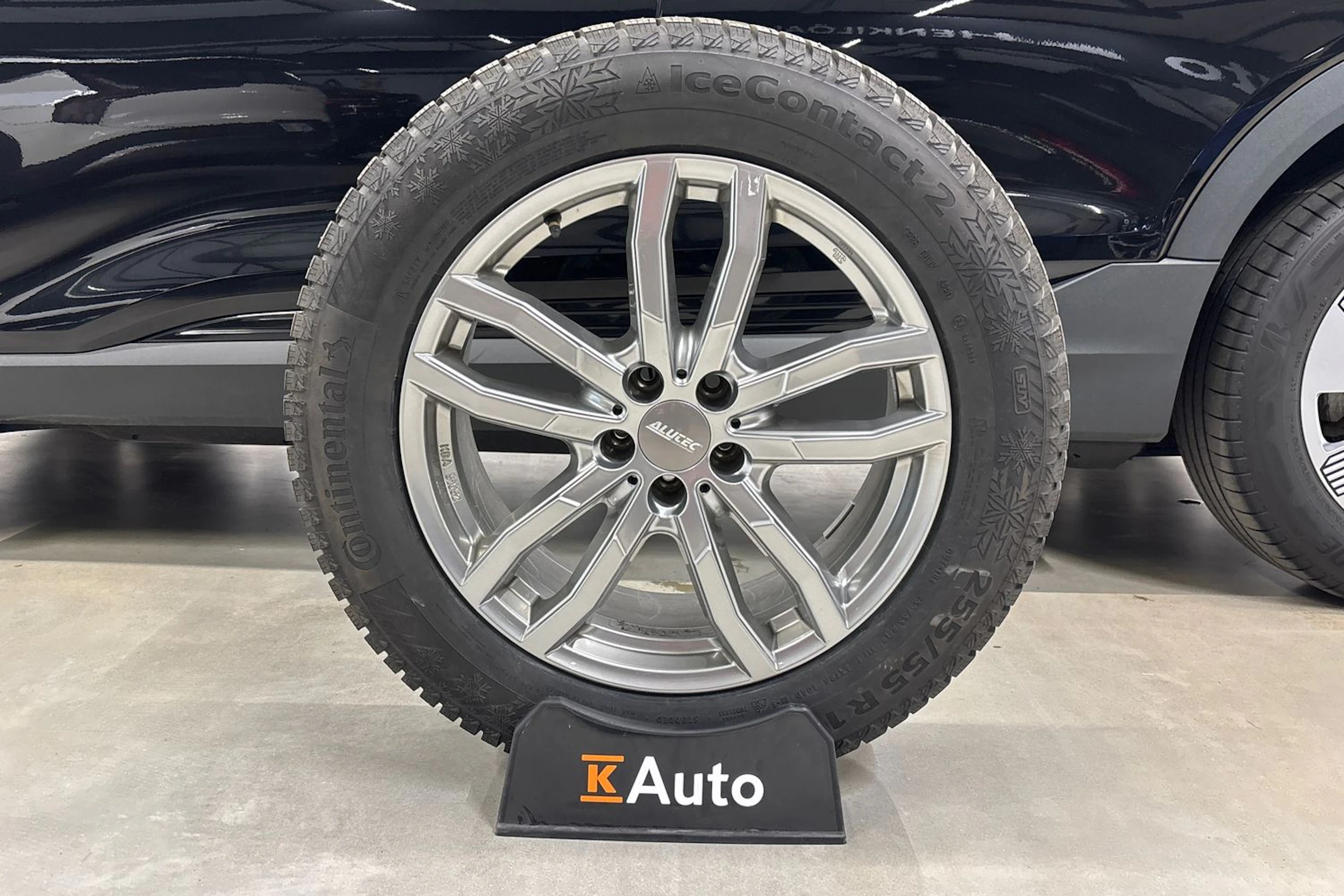 musta Audi e-tron 2020 kuva 13.