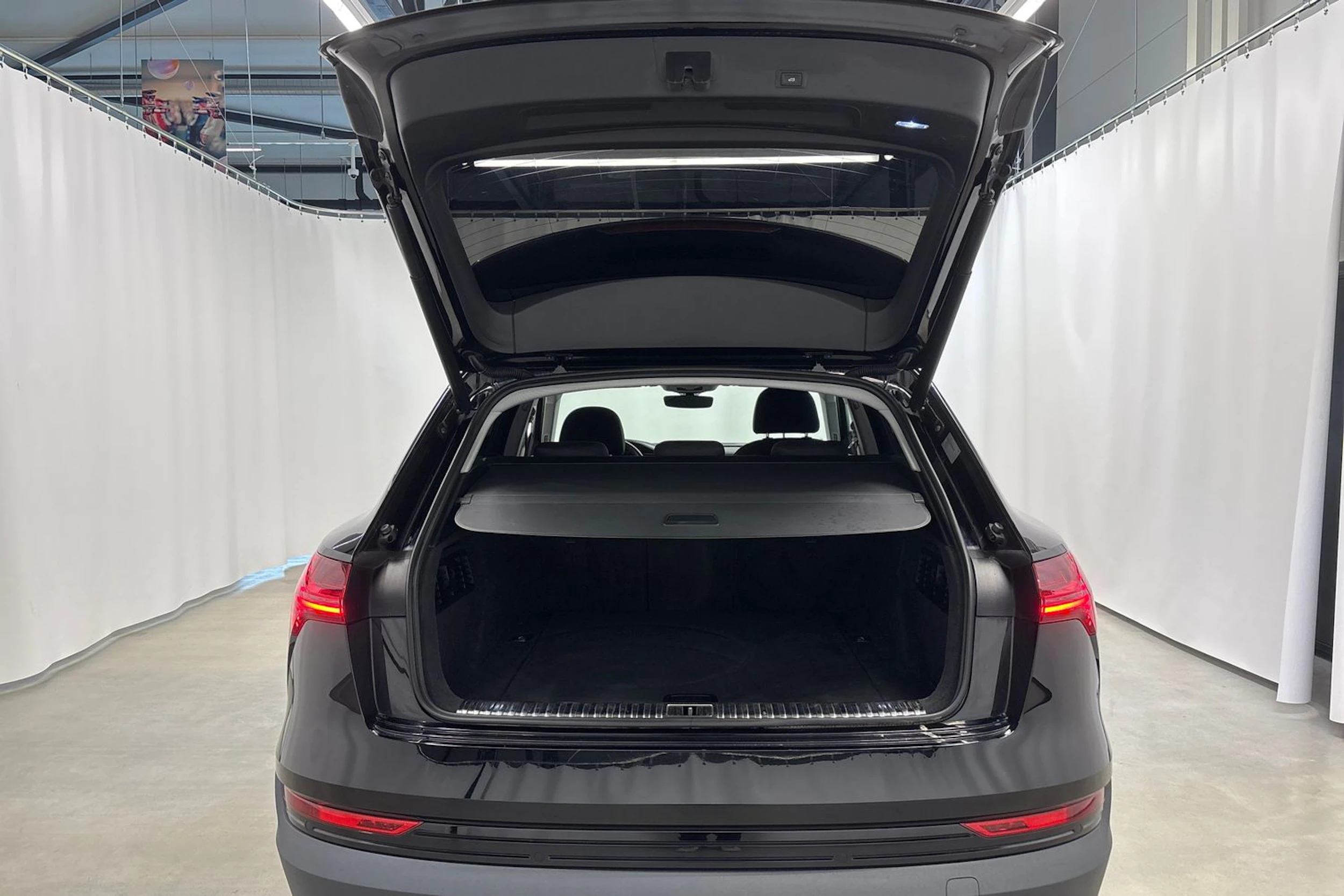musta Audi e-tron 2020 kuva 15.