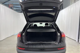 musta Audi e-tron 2020 kuva 15.