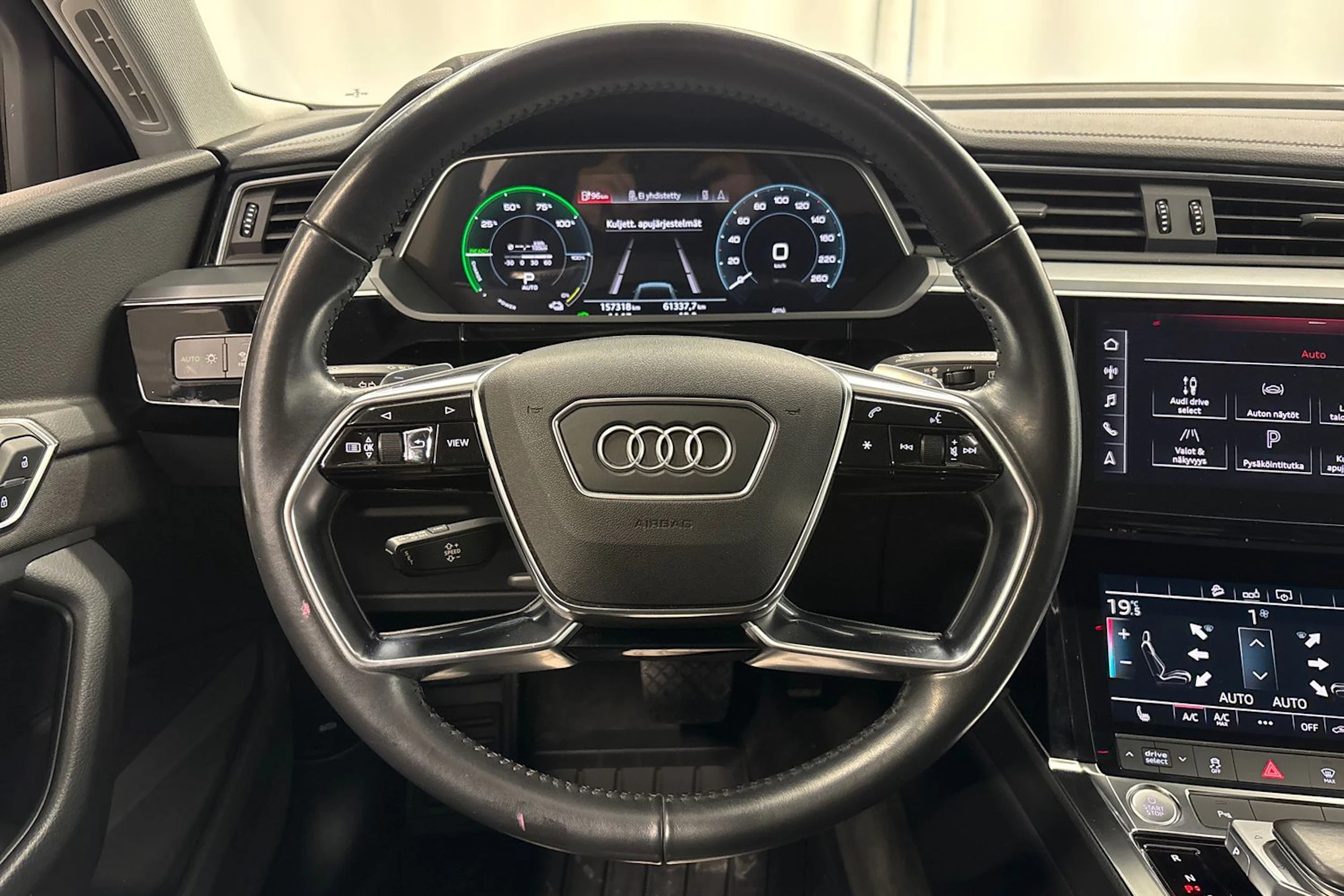 musta Audi e-tron 2020 kuva 16.