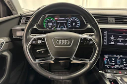 musta Audi e-tron 2020 kuva 16.
