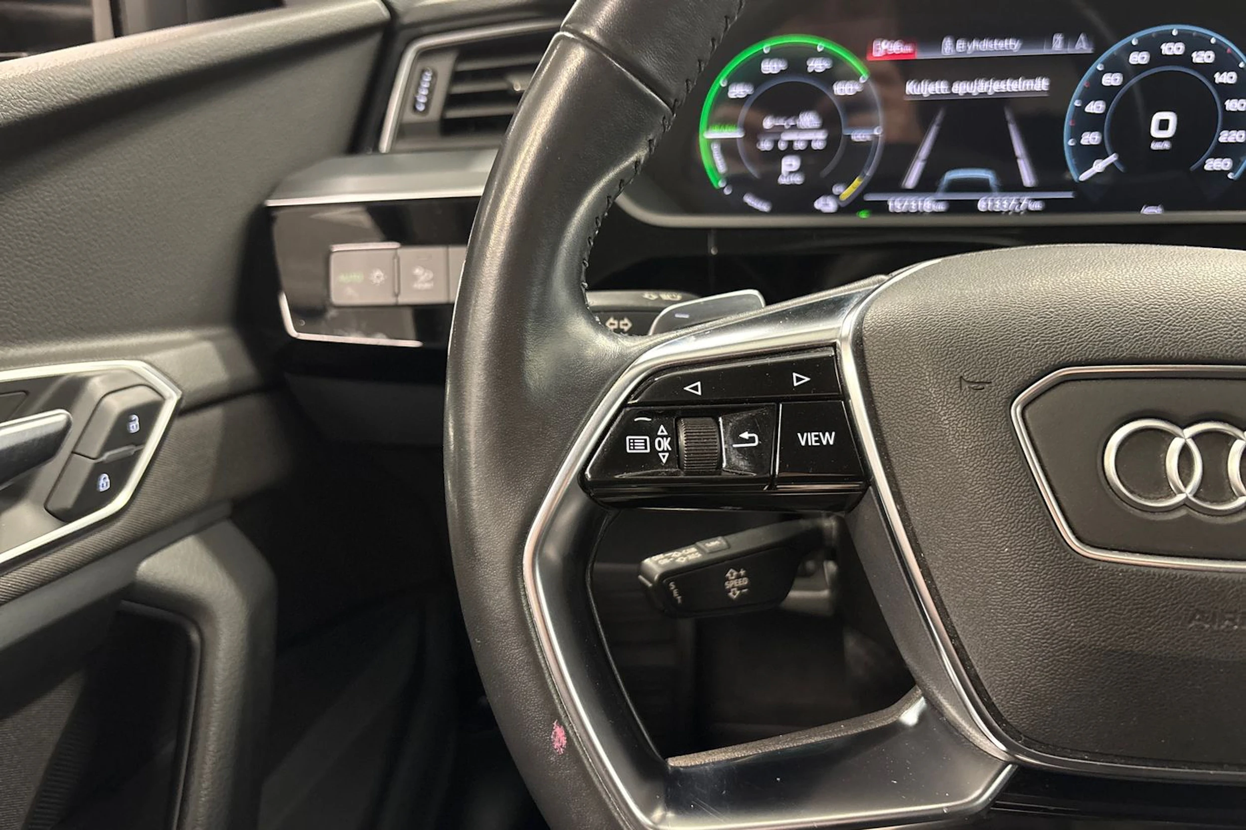 musta Audi e-tron 2020 kuva 17.