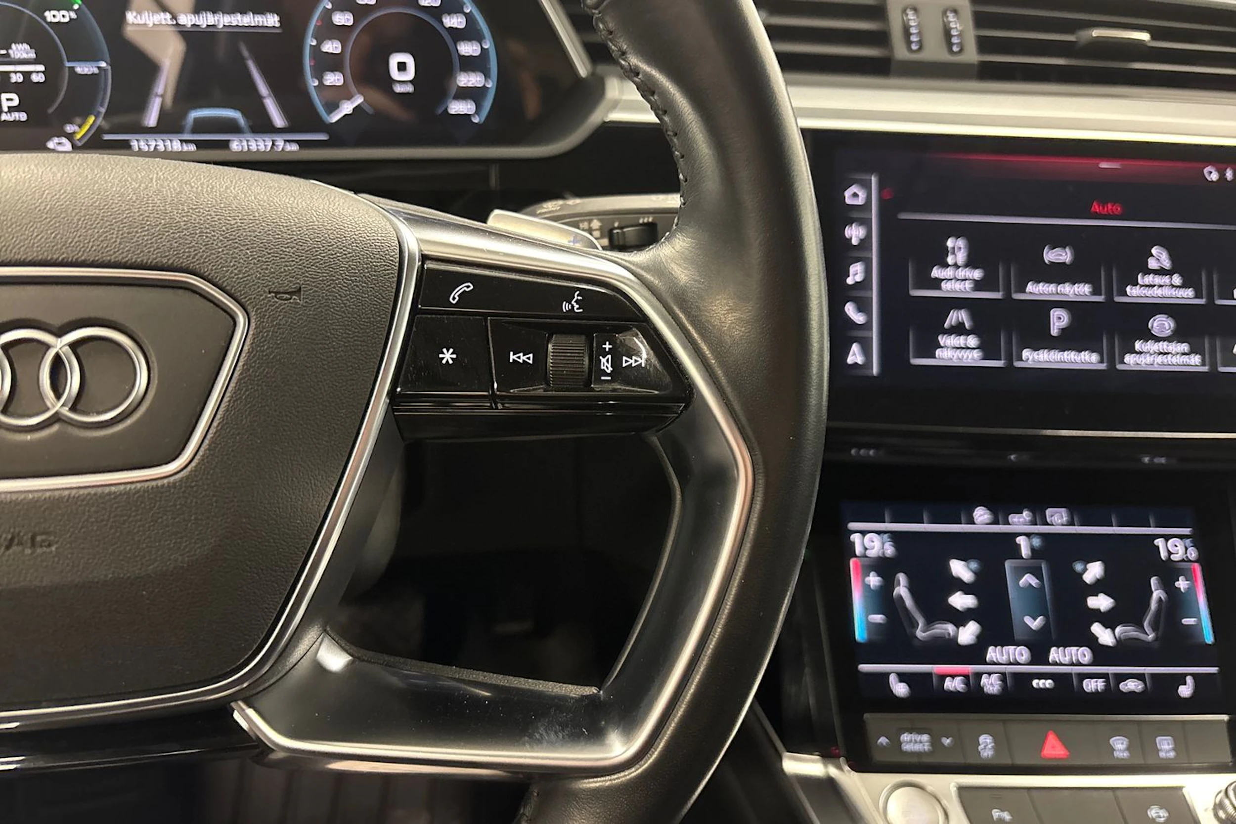 musta Audi e-tron 2020 kuva 18.