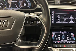 musta Audi e-tron 2020 kuva 18.