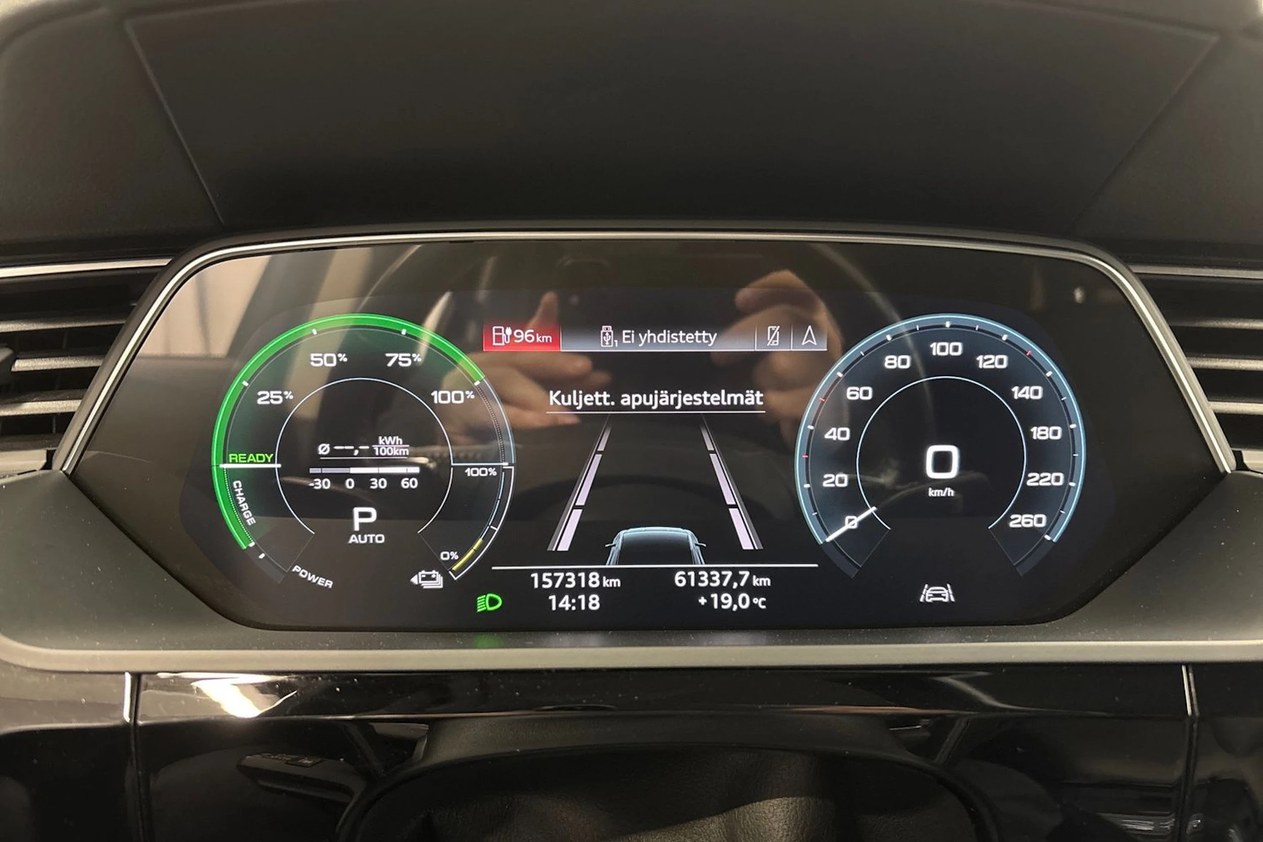 musta Audi e-tron 2020 kuva 19.