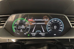 musta Audi e-tron 2020 kuva 19.
