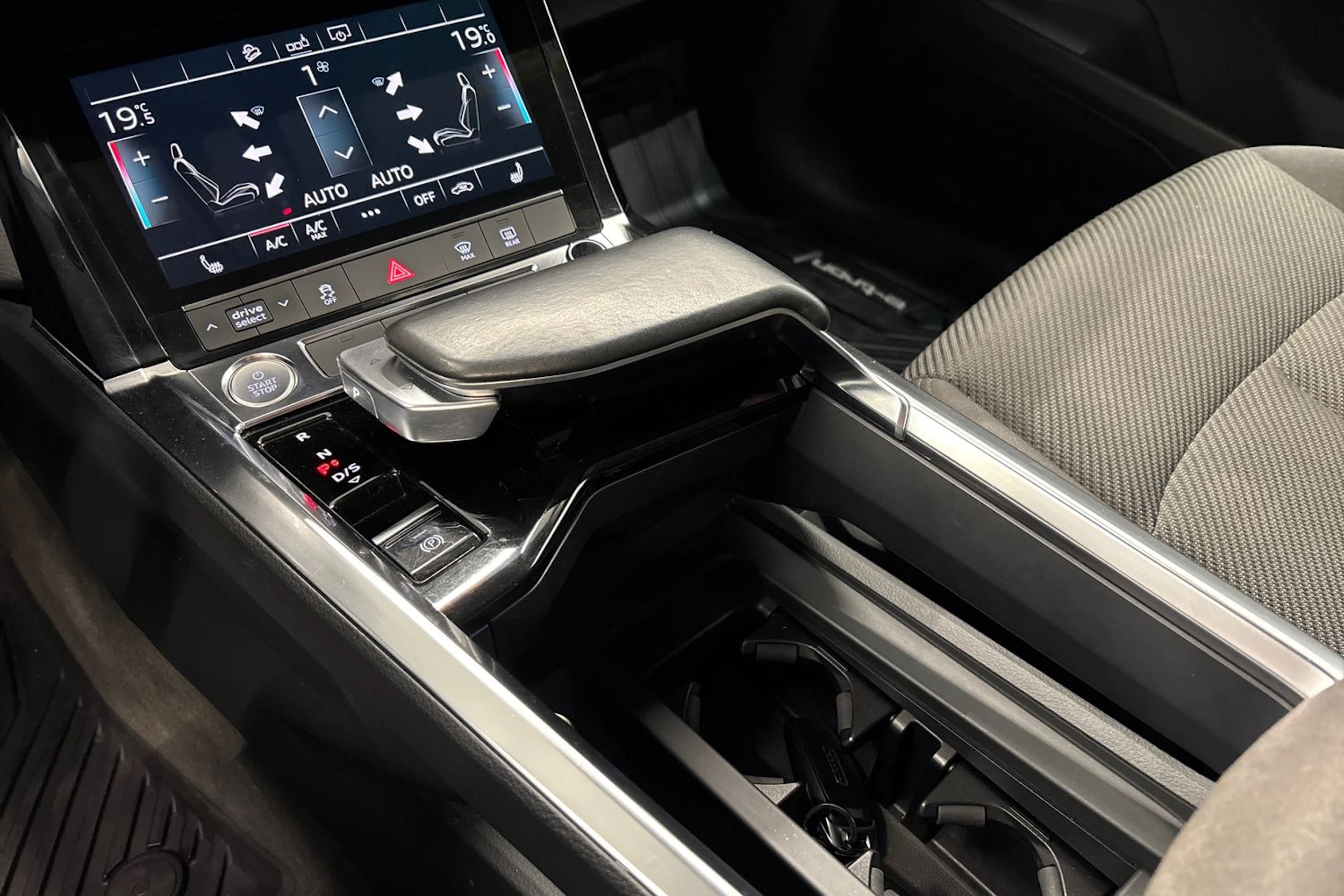 musta Audi e-tron 2020 kuva 20.