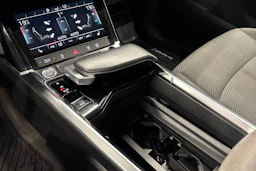 musta Audi e-tron 2020 kuva 20.